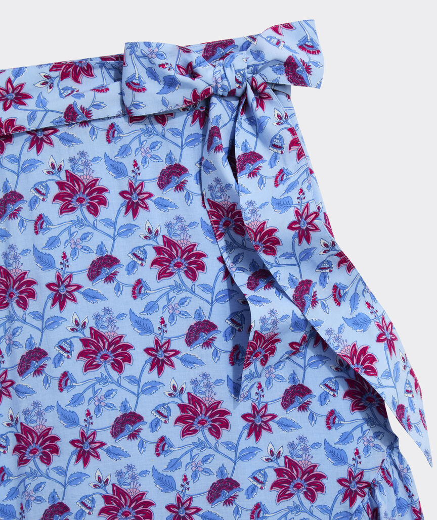 Midirock zum Wickeln mit Blumenmuster auf blauem Grund